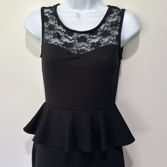 Peplum lace dress - Picture 2 of 4